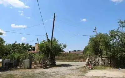 Yıkılmak üzere olan elektrik direği mahalleliyi korkutuyor
