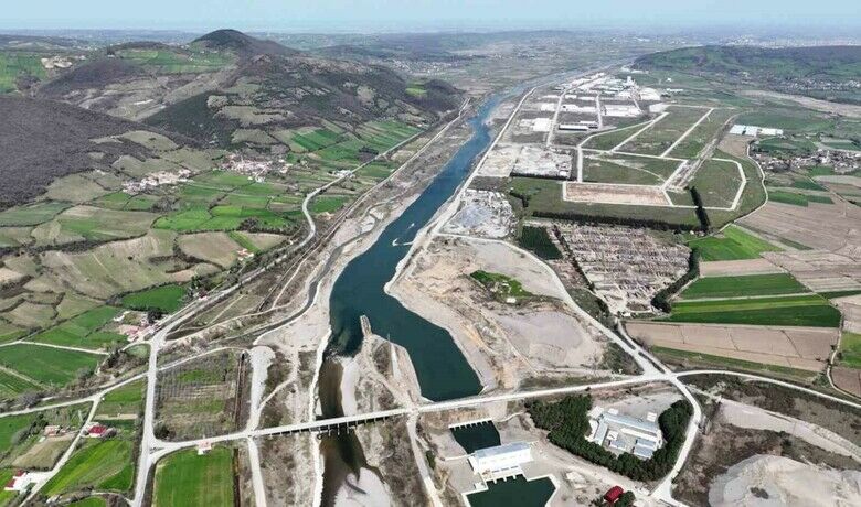 Samsun’da akarsular doğal afetlerekarşı hazır hale getiriliyor - Dört mevsim sel ve taşkın riski altında olan Samsun’da il sınırları içerisinde yer alan tüm akarsular, doğal afetlerle mücadele kapsamında yeniden şekillendiriliyor.
