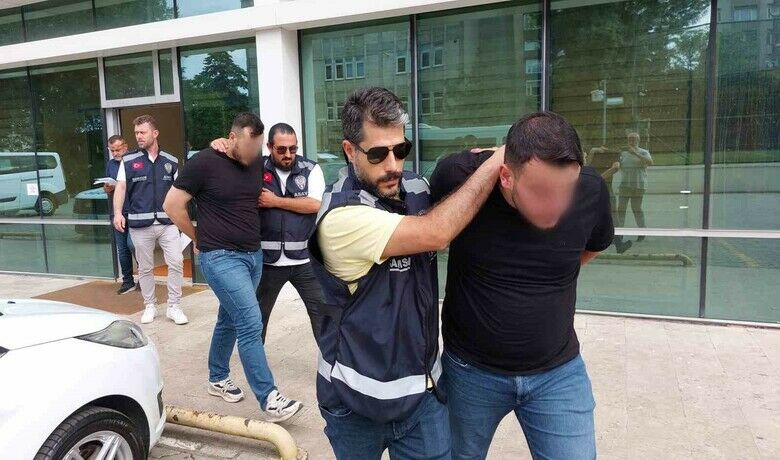 CHP seçiminde 1 kişinin ağıryaralandığı kavgayla ilgili 2 kardeş tutuklandı - Samsun’da bir kişinin ağır yaralandığı Cumhuriyet Halk Partisi (CHP) Atakum İlçe Başkanlığı delege seçiminde yaşanan kavgayla ilgili gözaltına alınan 2 kardeş, çıkarıldıkları mahkemece tutuklanarak cezaevine gönderildi.