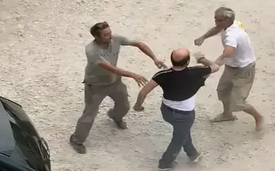 Otoparkta silahlı kavgada 2 kişi yaralandı: Olay anı kamerada
