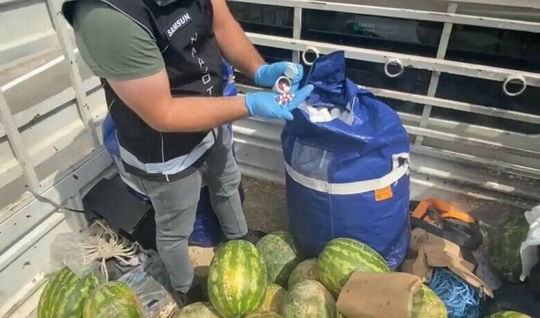Karpuz yüklü kamyonette 110bin uyuşturucu hap ele geçirildi - Samsun’da narkotik ekipleri, karpuz yüklü bir kamyonette gizlenmiş 110 bin 466 adet sentetik ecza hap ile uyuşturucu ticaretinden elde edildiği değerlendirilen 598 bin 770 TL nakit para ele geçirdi.