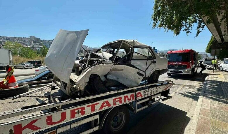 Kazaya karışan Tofaş otomobil hurdayadöndü: 1’i ağır 2 yaralı