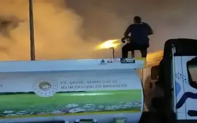 Polis yanan kamyonu sulama tankeriyle söndürdü
