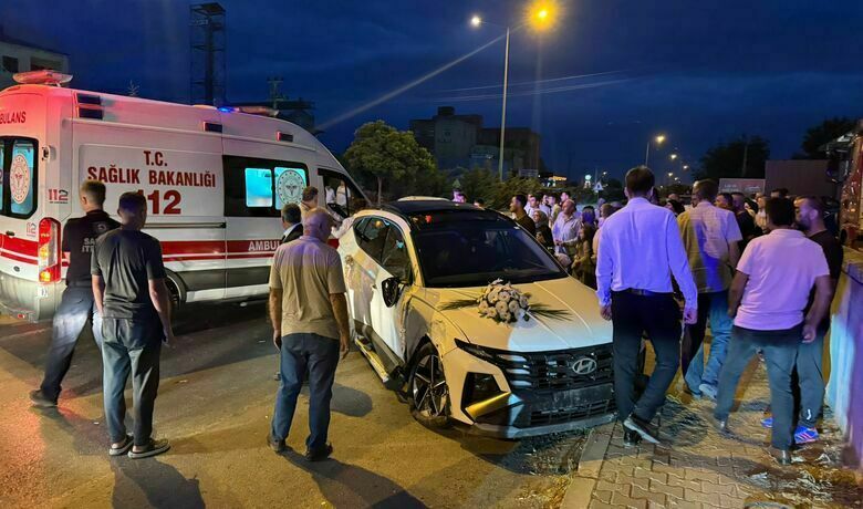 Bafra’da Düğün Konvoyunda Kaza: Gelin Arabası Karşı Yola Savruldu