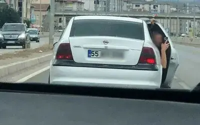 Samsun’da trafikte tehlikeli yarış: Kapıyı açıp video çektiler
