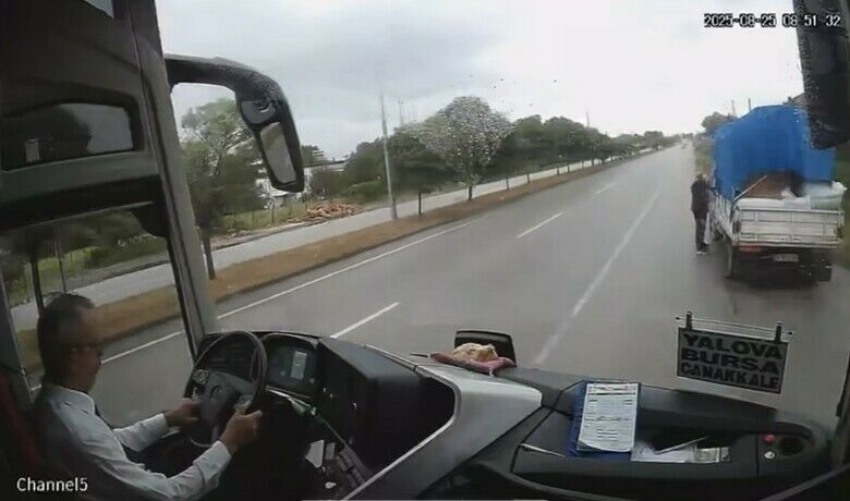 Samsun’da 2 kişinin öldüğü otobüskazasının dehşet görüntüleri ortaya çıktı - Samsun’un Terme ilçesinde 2 kişinin öldüğü yolcu otobüsü kazasının güvenlik kamerası görüntüleri ortaya çıkarken, kazada hayatını kaybedenler bugün son yolculuklarına uğurlandı.