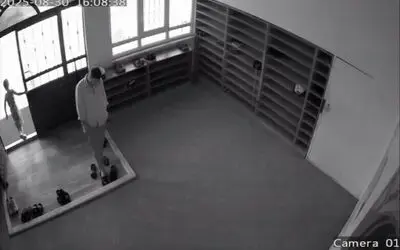 Camide terlik hırsızlığı güvenlik kamerasına yansıdı
