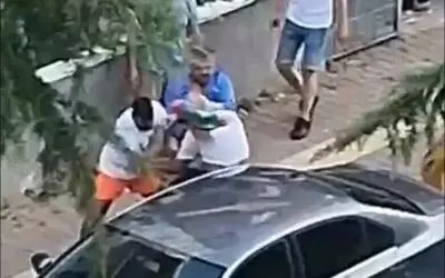 Ağabeyini darbedeni bıçakladı: O anlar kamerada
