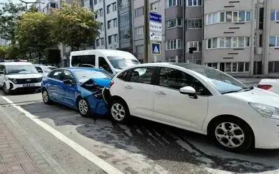 Bafra’da avukat, boşanma aşamasındaki eşinin aracına çarptı: Kadın hastaneye kaldırıldı