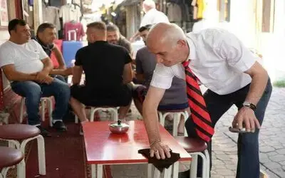 30 yıldır kravatla çay servisi yapıyor
