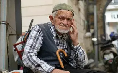Asrın ustası: 96 yaşında gözlük kullanmadan şemsiye tamir ediyor
