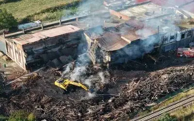 Kereste fabrikası yangınında soğutma çalışmaları sürüyor
