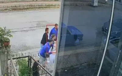 Çiçeklere çamaşır suyu dökme kavgası güvenlik kamerasına yansıdı
