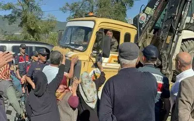Vatandaşlar hayvan barınağına karşı iş makinesinin önünü kesti
