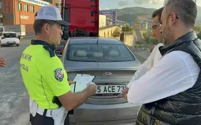 Önüne çıkan kediye çarpmamak için yavaşlayan otomobile motosiklet çarptı: 1 yaralı
