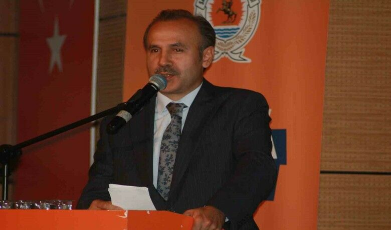 Sürdürülebilir Turizm Paneli:"Kolay, Uzungöl gibi olmamalı" - Samsun’da düzenlenen "Sürdürülebilir Turizm Paneli"nde konuşan İl Kültür ve Turizm Müdürü Süleyman Demirtaş, Bafra’daki Kolay bölgesine dikkat çekerek, "Diyorum ki burası Uzungöl gibi olmamalı. Orada yaşananlar Samsun’da yaşanmamalı" dedi.