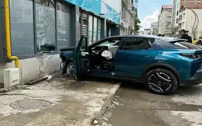 Samsun’da kontrolden çıkan otomobil, park halindeki araçlara çarptı: 1 yaralı
