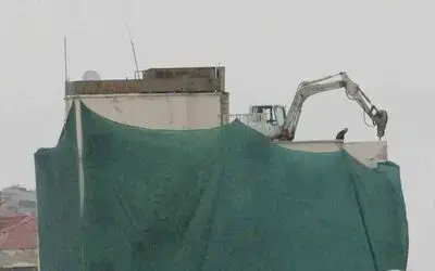 Deprem riski taşıyan eski yurt binasının yıkımına başlandı
