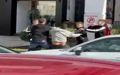 Gençler arasındaki tekme ve yumruklu kavga

