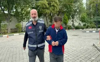Seri hırsız keşif yaparken ve eve tırmanırken kameraya yakalandı: 70 bin liralık eşya ele geçirildi
