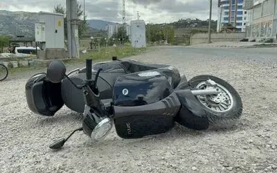 Motosiklet mucurlu yolda devrildi: Kaza anı kamerada
