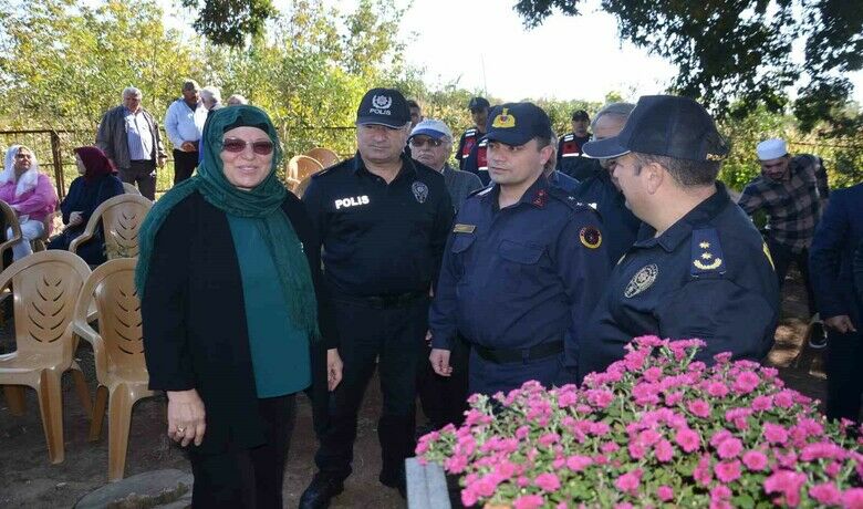 Şehit polis dualarla anıldı - Bingöl İl Emniyet Müdürlüğü Trafik Şube Müdürlüğü’nde görev yaparken, 6 Ekim 1986 tarihinde bölücü terör örgütü mensuplarınca düzenlenen hain saldırı sonucu şehit olan Polis Memuru Salih Ersin, şehadetinin 39. yılında Samsun’un Bafra ilçesi Sarıkaya Mahallesi’ndeki kabri başında dualarla anıldı.