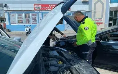 Yolda kalan ailenin yardımına polis ekipleri yetişti
