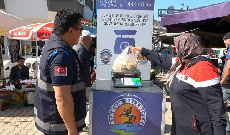 Atakum Belediyesi’nden semtpazarlarında tartı hizmeti - SAMSUN (İHA) – Samsun’un Atakum Belediyesi, semt pazarlarında "tartı hizmeti" uygulamasını hayata geçirdi. Vatandaşlar artık pazardan aldıkları sebze, meyve ve bakliyat gibi ürünlerin kilosunu zabıta gözetiminde tartarak kontrol edebilecek.