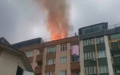 Samsun’da 9 katlı binanın çatı katında yangın
