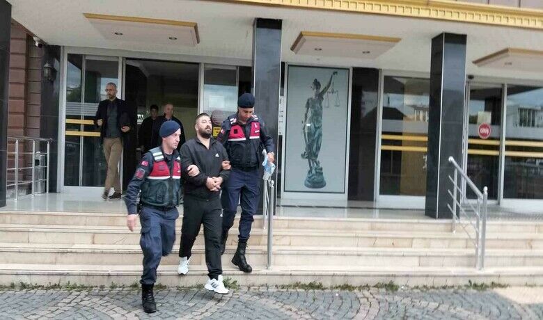 Eski kayınbiraderine kurşunyağdıran zanlı tutuklandı - Samsun’un Bafra ilçesinde, eski kayınbiraderine kurşun yağdıran şahıs sevk edildiği Bafra Adliyesi’nde tutuklandı.