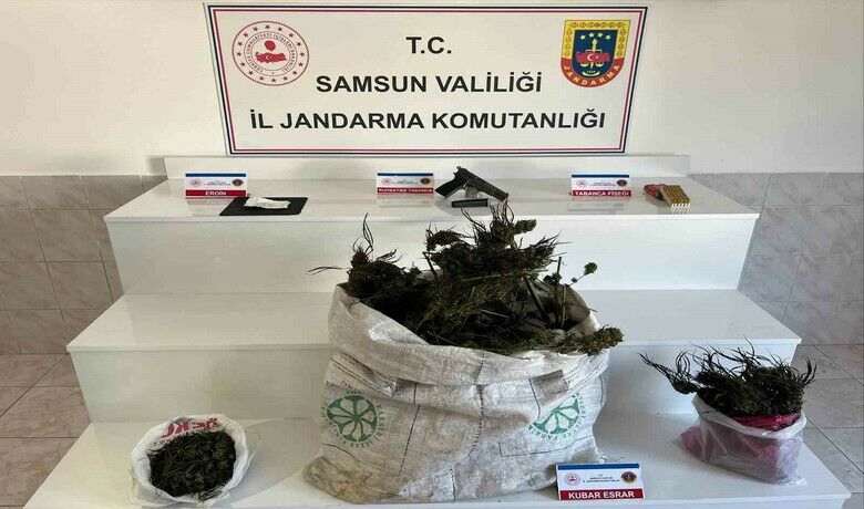 Samsun’da jandarmadan uyuşturucu operasyonu:İpe asılmış esrar ele geçirildi - Samsun’un Bafra ilçesinde jandarma ekipleri tarafından düzenlenen operasyonda, bir evde ipe dizili uyuşturucu madde ve ruhsatsız silah ele geçirildi. Olayla ilgili 1 şahıs gözaltına alındı.