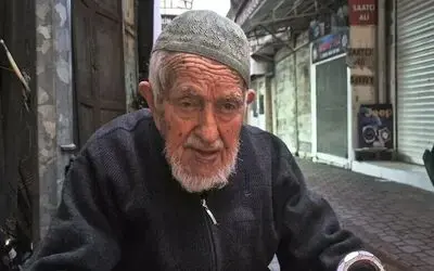 Asırlık çınardan gençlere tavsiye: "Paranızı dumana değil, fakire verin"
