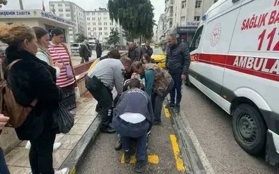 İnsanlık ölmemiş: Fenalaşıp yere düşen kişiye ilk yardım vatandaşlardan

