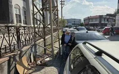 Kaldırımı kapatan elektrik direkleri yayalara geçit vermiyor
