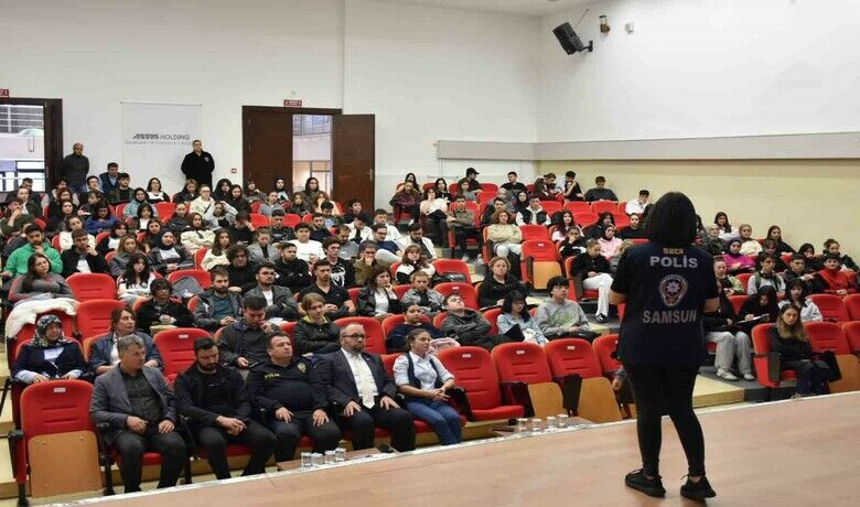 Üniversite öğrencileriuyuşturucuya karşı bilinçlendi - Ondokuz Mayıs Üniversitesi (OMÜ) Turizm Fakültesi ve Bafra Turizm Meslek Yüksekokulu(MYO) iş birliğiyle iki önemli sosyal sorumluluk etkinliği gerçekleştirildi. "Bağımlılıkla Mücadele ve Siber Güvenlik Farkındalık Semineri" ile "Kızılay Kan Bağışı-Sensiz Olmaz" etkinlikleri öğrenciler ve akademisyenlerin katılımıyla büyük ilgi gördü.