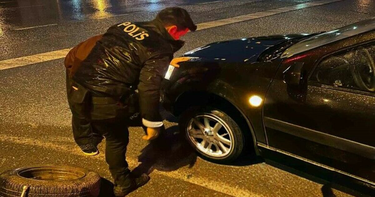 Bafra’da lastiği patlayan sürücüye polis ekiplerinden yardım