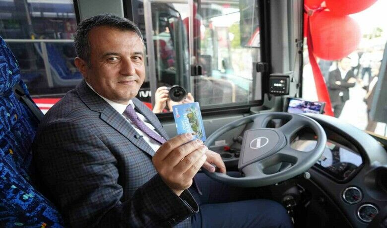 Samsun’da yeni dönem: İlçelerdenmerkeze ücretsiz entegre ulaşım - Samsun Büyükşehir Belediyesi (SBB), şehir genelinde toplu taşımada yeni bir dönemi başlattı. Hayata geçirilen Samsun Toplu Ulaşım Sistemi (SATUS) ile Çarşamba ve Terme’den gelen vatandaşlar, il merkezinde tramvay ve diğer toplu taşıma araçlarına 1 saat içinde ücretsiz aktarma yapabilecek.