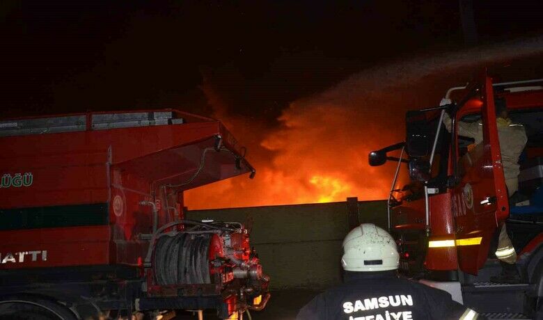 Samsun Bafra OSB’de geri dönüşüm tesisinde yangın - Samsun’un Bafra ilçesinde bulunan geri dönüşüm tesisinde çıkan yangını söndürme çalışmaları devam ediyor.