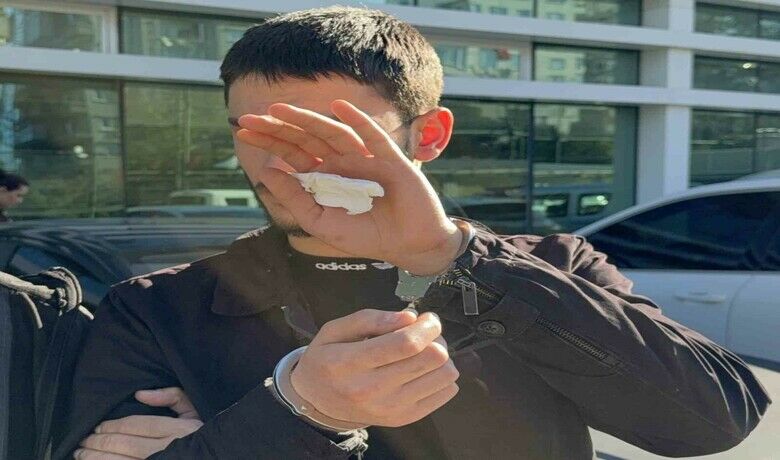 DEAŞ şüphelisi genç tutuklandı - Samsun’da terör örgütü DEAŞ’a yönelik yürütülen çalışmada gözaltına alınan Irak uyruklu 19 yaşındaki genç, çıkarıldığı mahkemece tutuklanarak cezaevine gönderildi.