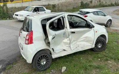 Kavşakta iki otomobil çarpıştı: 2 yaralı

