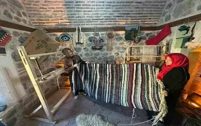 Çöpe gidecek malzemeler onun ellerinde geleneksel kilime dönüşüyor
