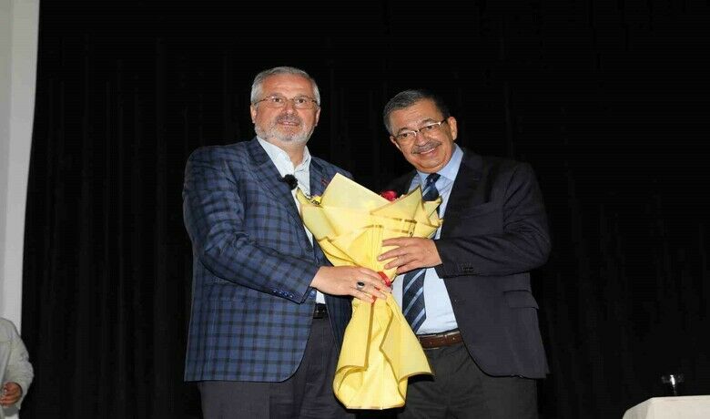 Yazar Hayati İnanç, Bafralılarile ‘Aile’ konulu konferansta buluştu - Yazar Hayati İnanç, Samsun’un Bafra ilçesinde düzenlenen ‘Aile’ konulu konferansta vatandaşlarla bir araya geldi.