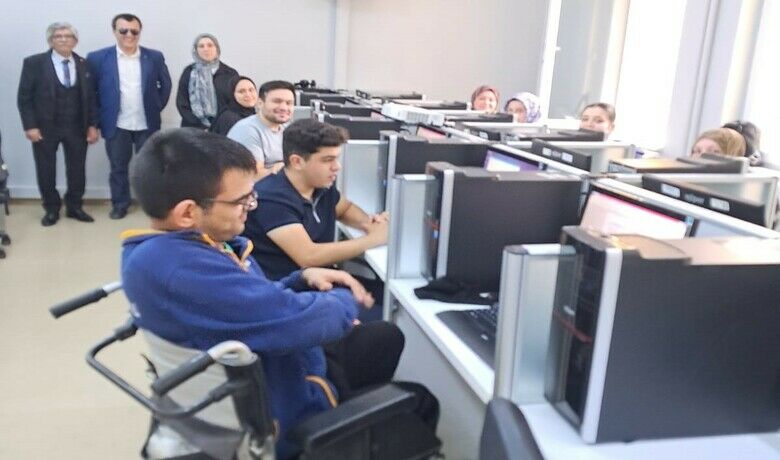 Bafra’da engellilere "Bilgisayarİşletmenliği Kursu" başladı - Bafra Görme Engelliler Derneği ile Bafra Halk Eğitimi Merkezi’nin iş birliğiyle, engelli bireylerin dijital okuryazarlık düzeyini artırmak amacıyla düzenlenen "Bilgisayar İşletmenliği Kursu" başladı.