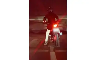 Samsun’da motosikletli sürücü ışıklarda patinaj yaparak lastik yaktı
