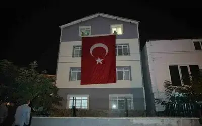 Samsunlu şehidin baba evine Türk bayrağı asıldı
