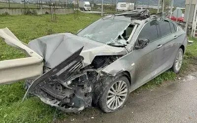 Samsun’da otomobil kamyonete çarpıp bariyere girdi: 3 yaralı
