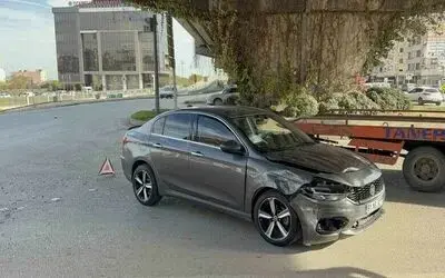 Kavşakta otomobiller çarpıştı: 2 yaralı
