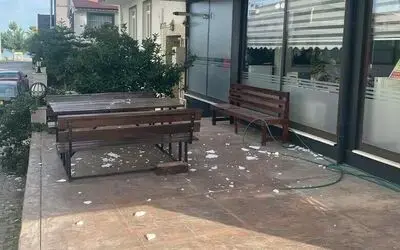 Binadan düşen sıva parçaları tehlike saçıyor
