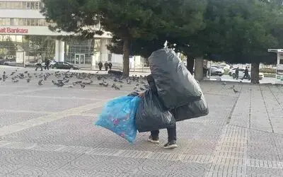 Hayatın yükünü sırtında taşıyor
