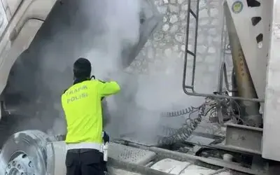 Polislerin hızlı müdahalesi, araç yangınını büyümeden önledi
